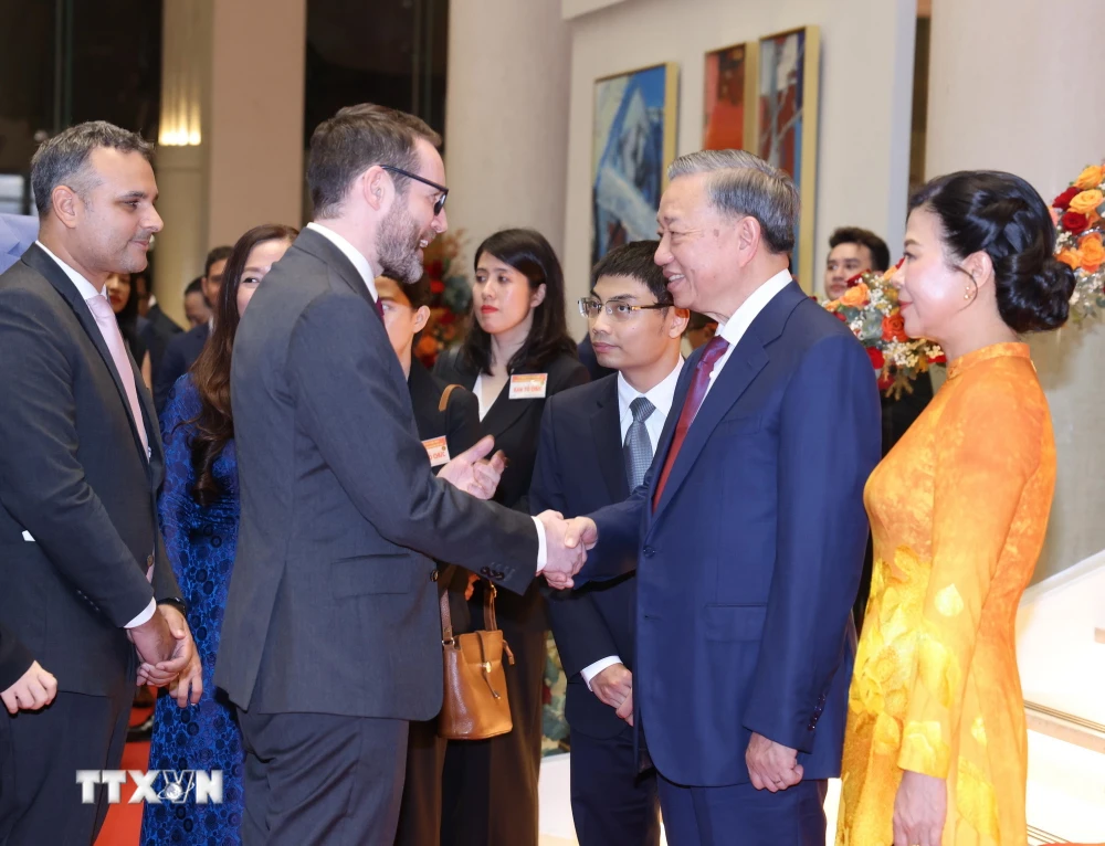 Generalsekretär und Präsident To Lam mit Botschaftern, Geschäftsträgern und Leitern internationaler Organisationen. (Foto: Lam Khanh/VNA)