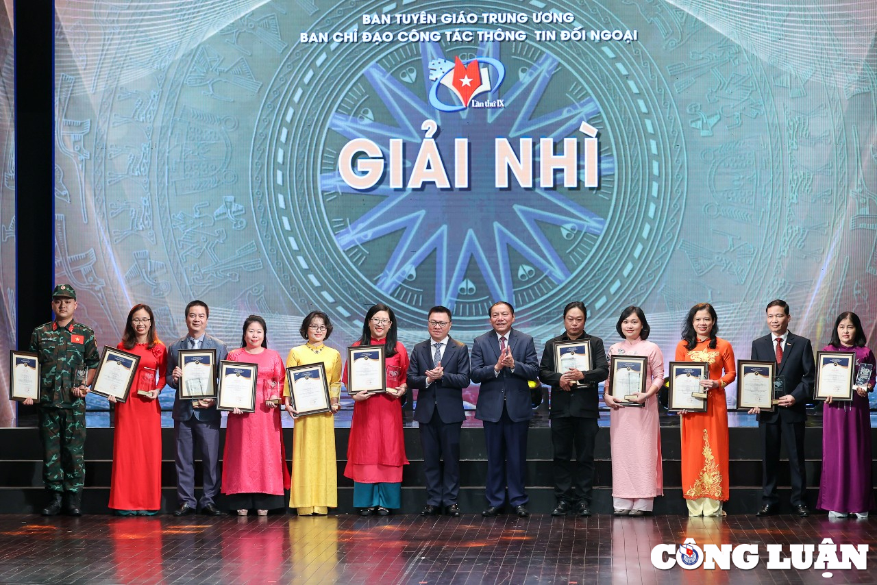 Prime Minister Pham Minh Chinh attends the 9th National Foreign Information Awards ceremony, photo 3