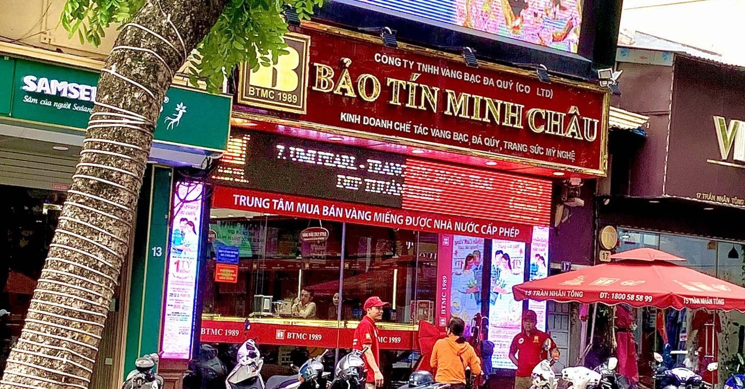 Tiệm vàng bên ngoài vắng vẻ, bên trong chật ních, vàng nhẫn bán kiểu khan hiếm