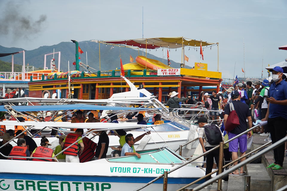 Ca nô và tàu gỗ ra vào Bến tàu Du lịch Nha Trang liên tục để đưa đón khách tham quan vịnh Nha Trang.