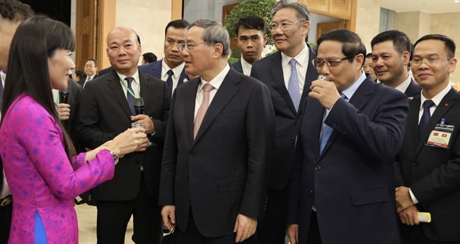 Der Stand von Khanh Hoa Salanganes Nest begrüßt zwei Premierminister