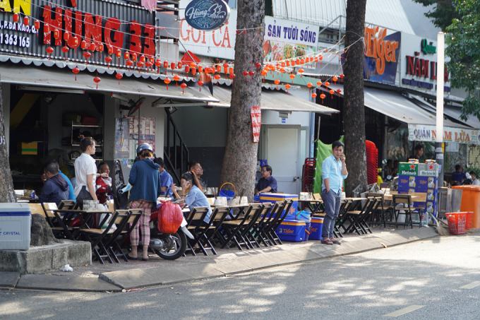 A pub on Hoang Sa Street, District 1, occupies the entire sidewalk to arrange tables and chairs for customers, February 2023. Photo: Gia Minh