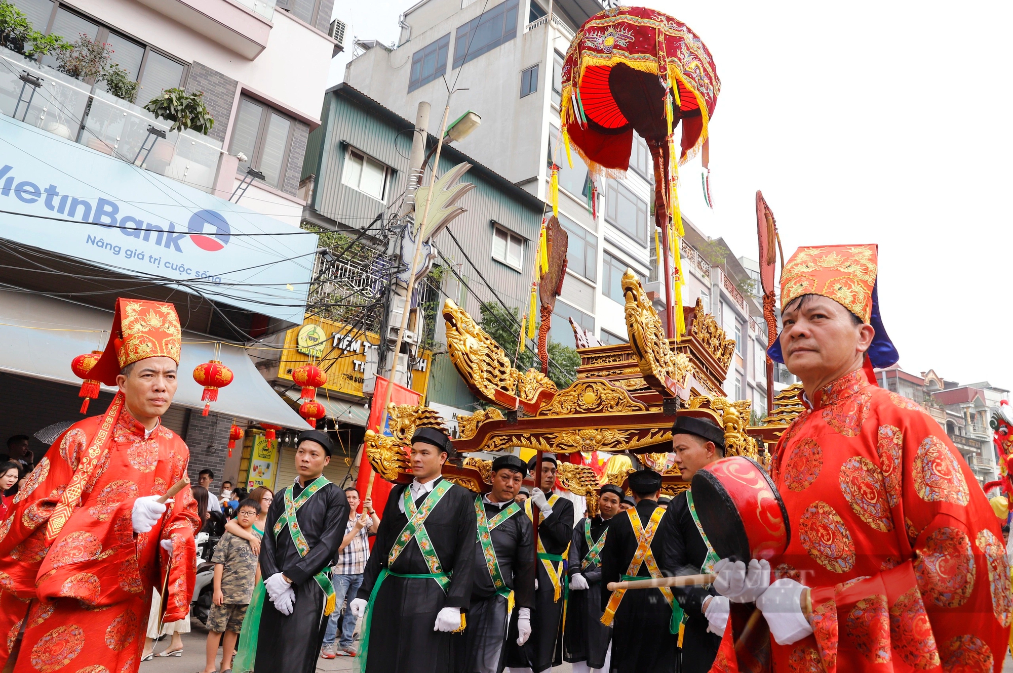Cậu bé 13 tuổi lần đầu giả gái múa 