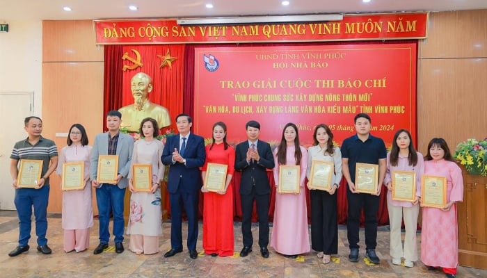 Vinh Phuc entrega premios para concurso de escritura sobre las fuerzas armadas y la guerra revolucionaria