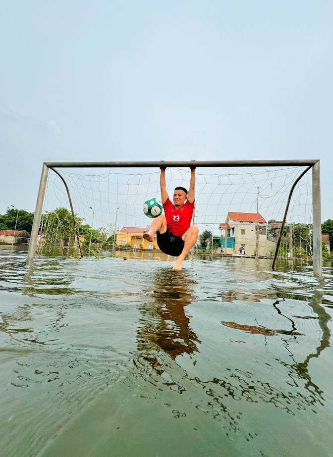 quang hai, van hau cung Do kim phuc trao 1.000 trai bong cho tre em viet nam hinh anh 9