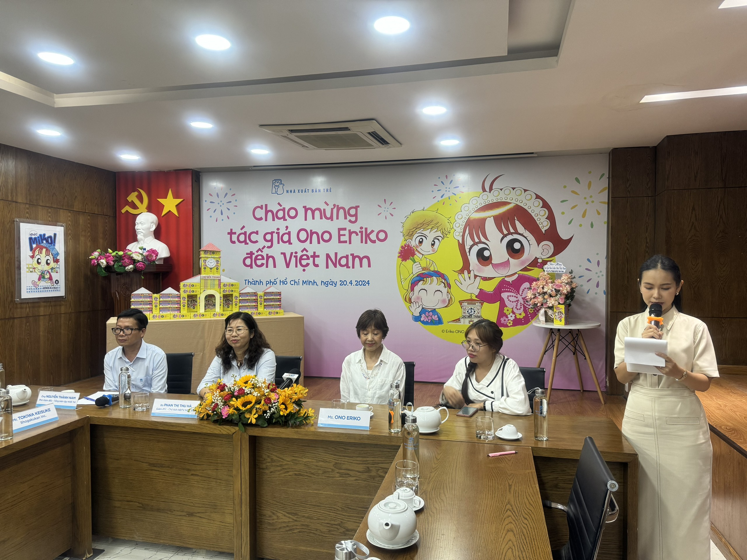 Giám đốc - Chủ tịch HĐTV Phan Thị Thu Hà và Tổng Biên tập Nguyễn Thành Nam (trái) trân trọng tiếp tác giả Nhóc Miko – Cô bé nhí nhảnh
