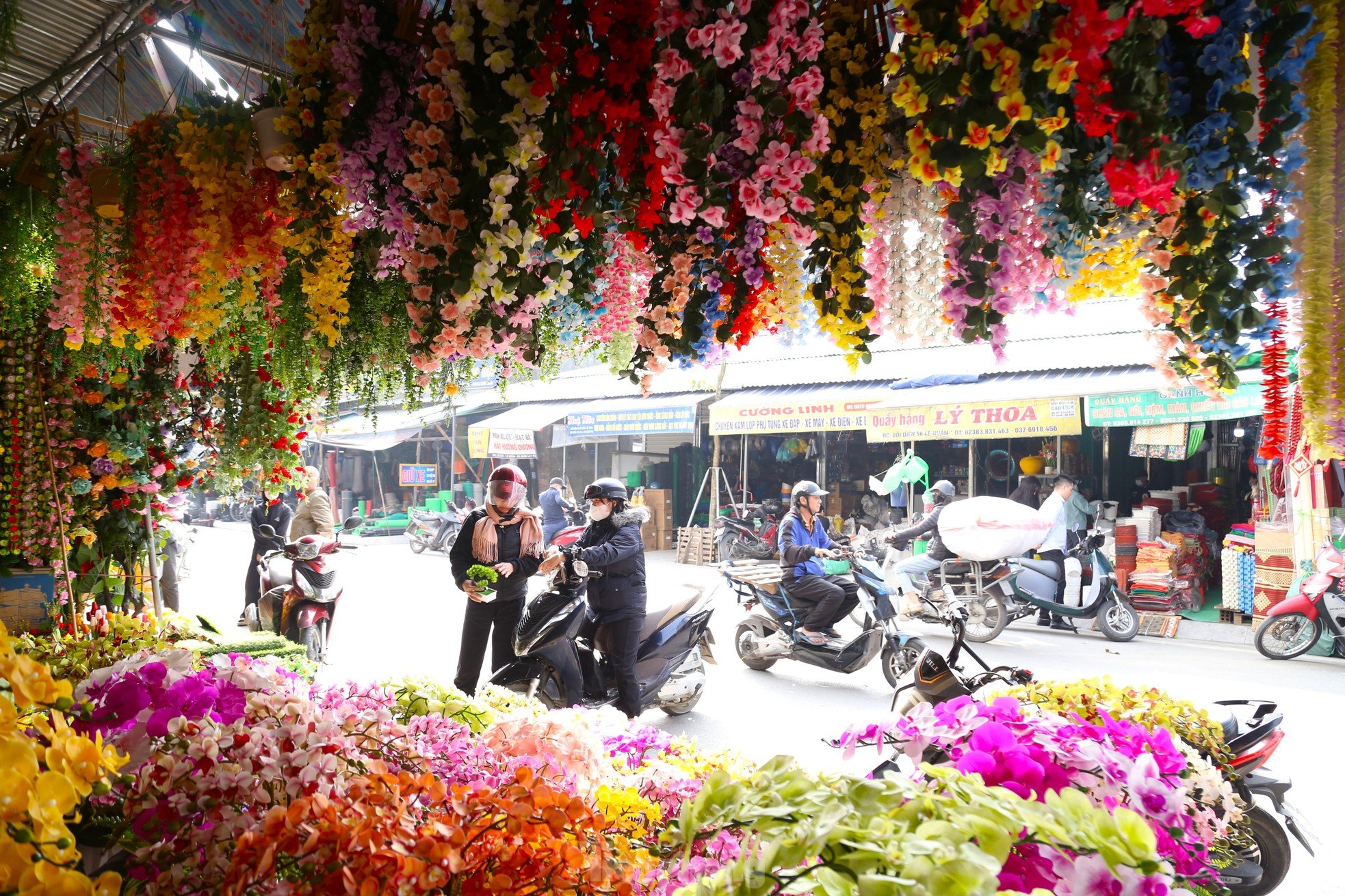 La primavera llega radiante a la calle más grande donde se venden decoraciones para el Tet en Nghe An (foto 15)