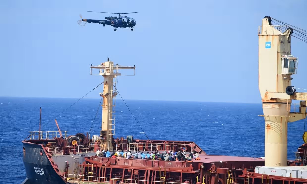 Two police officers rescue ship from Somali pirates photo 1