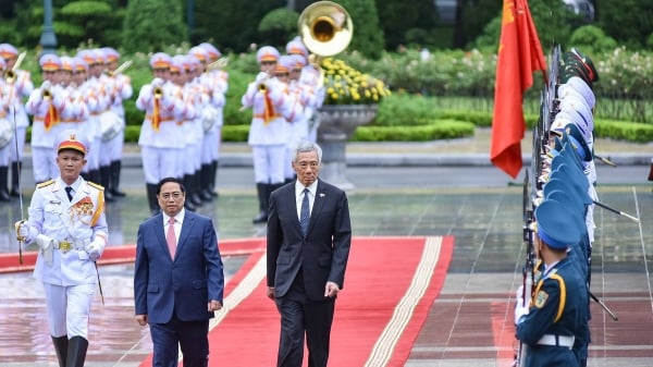 El Primer Ministro Pham Minh Chinh presidió la ceremonia oficial de bienvenida al Primer Ministro de Singapur, Lee Hsien Loong.