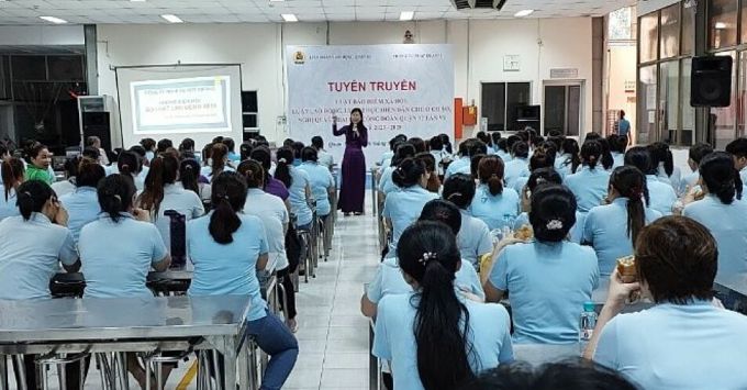 Frau Bao Khuyen bei einer Propagandaveranstaltung zur Sozialversicherungspolitik für Fabrikarbeiter des Rechtsberatungszentrums von Ho-Chi-Minh-Stadt. Foto: An Phuong