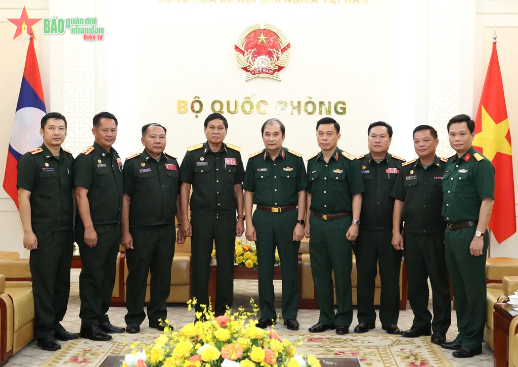 Senior Lieutenant General Phung Si Tan received a delegation from the Lao Engineering Department.