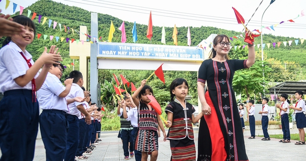 Los niños de la etnia Co Tu están entusiasmados con la primera apertura del nuevo año escolar