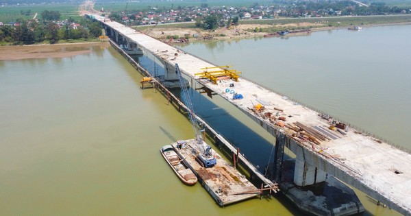 The bridge over the river connecting Nghe An and Ha Tinh provinces before its completion