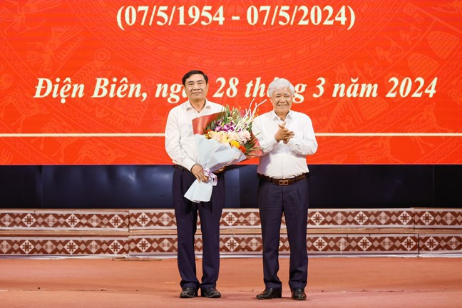 ประธานคณะกรรมการกลางแนวร่วมปิตุภูมิเวียดนาม โด วัน เจียน ได้รับรางวัลเหรียญที่ระลึก 