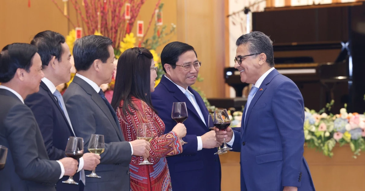 El Primer Ministro Pham Minh Chinh y su esposa presidieron una reunión y recepción para el Cuerpo Diplomático en Vietnam con motivo del tradicional Año Nuevo.