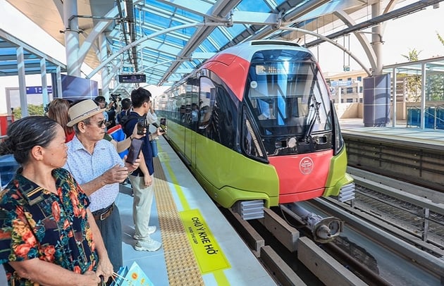 Die Menschen in der Hauptstadt können es kaum erwarten, die U-Bahn-Linie Nhon – Hanoi Station in den ersten Tagen des kommerziellen Betriebs kennenzulernen.