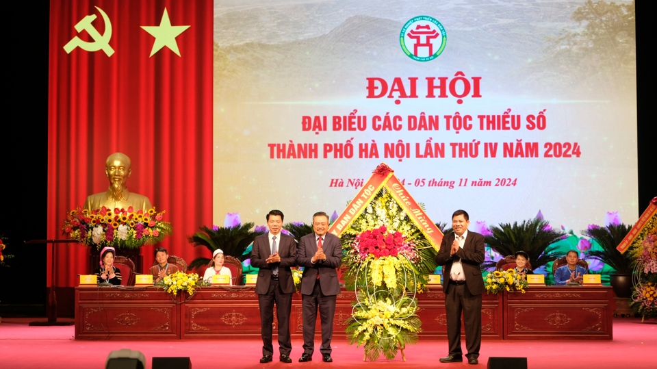 Thứ trưởng, Phó Chủ nhiệm Uỷ ban Dân tộc Y Thông trao tặng lẵng hoa chúc mừng Đại hội.