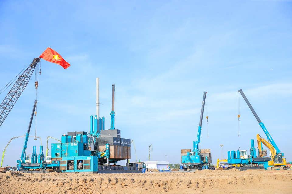 L’atmosphère de chantier est urgente et passionnante. Photo : VGP/Nhat Bac