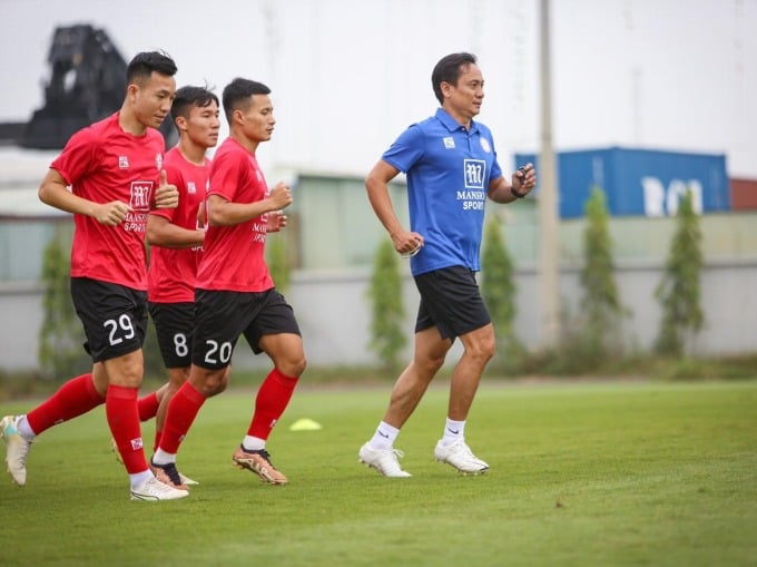 Coach Phung Thanh Phuong runs with the players during the training session of Ho Chi Minh City Club this afternoon, November 24. Photo: Ho Chi Minh City Club