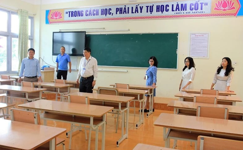 Ông Phạm Đăng Khoa, Giám đốc Sở Giáo dục và Đào tạo, Phó Trưởng ban Thường trực Ban Chỉ đạo thi cấp tỉnh (thứ 3 trái qua) và đoàn công tác kiểm tra chuẩn bị cơ sở vật chất cho kỳ thi.