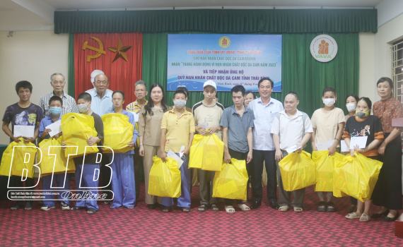 ផ្តល់អំណោយដល់ជនរងគ្រោះដោយភ្នាក់ងារពណ៌ទឹកក្រូច