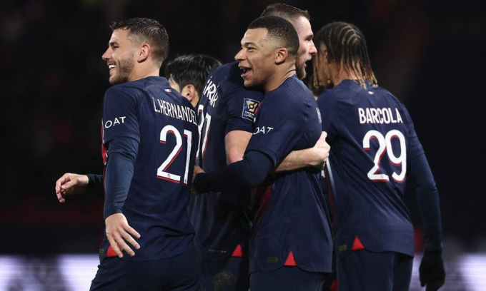 Mbappe chia vui với đồng đội sau khi ghi bàn nâng tỷ số lên 2-0 cho PSG. Ảnh: AFP