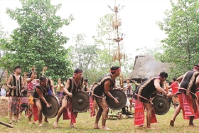 The one who calls the gods in the gongs and cymbals makes sounds