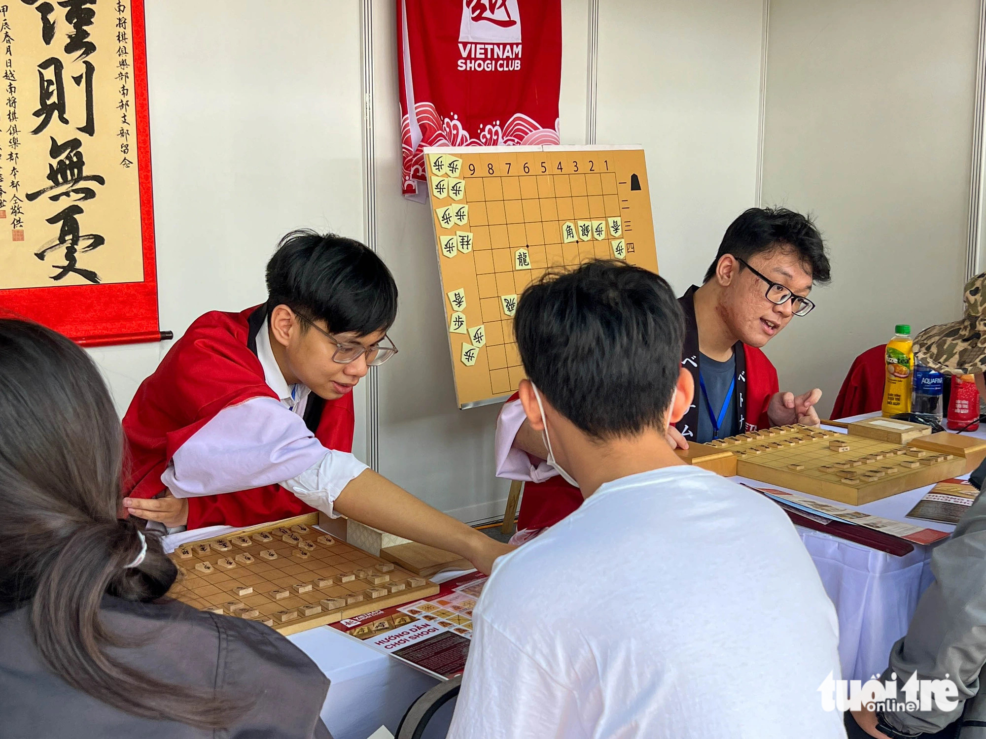 Khách trải nghiệm cờ shogi, bộ môn được mệnh danh là "cờ tướng Nhật Bản"