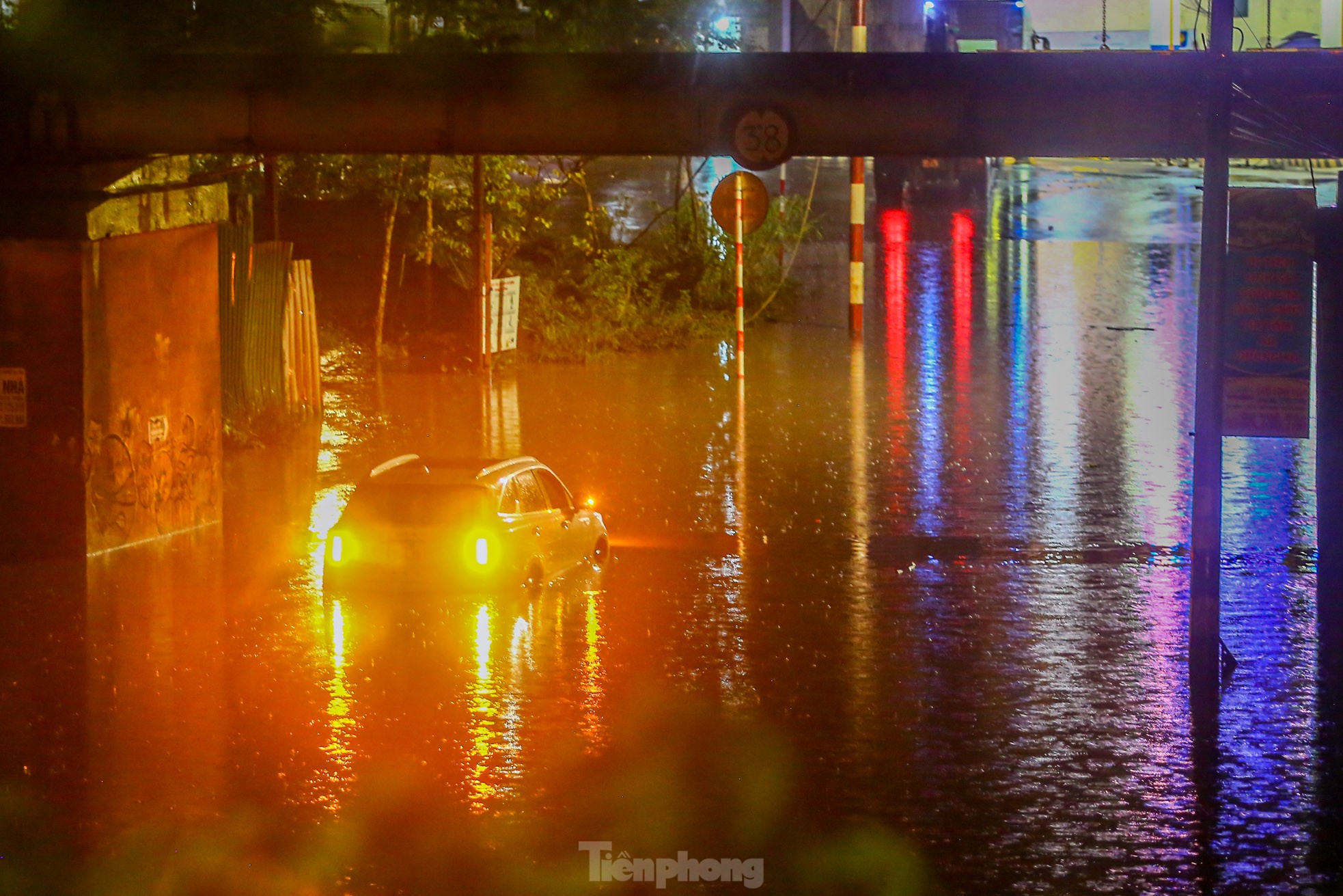 Starker Regen, Straßen von Hanoi nachts überflutet Foto 14