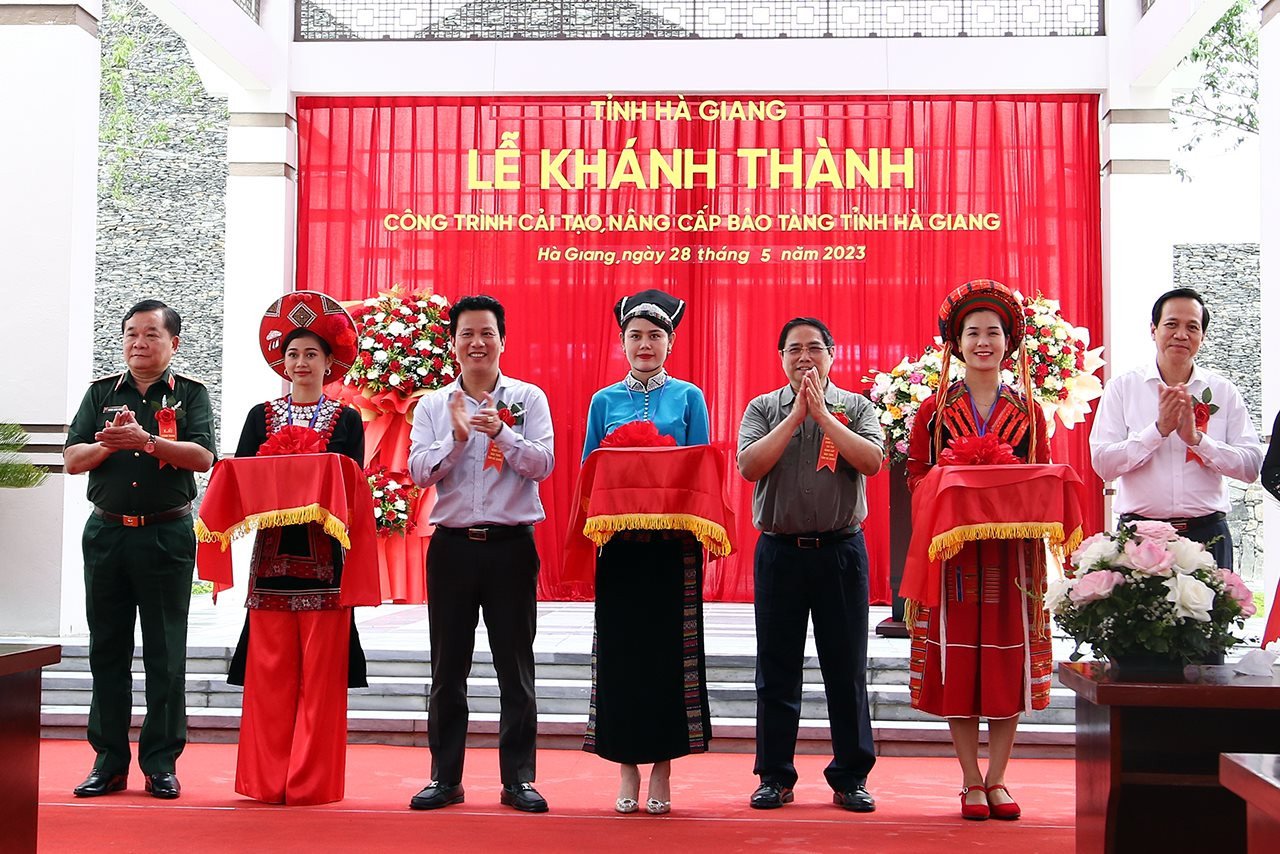 Premierminister Pham Minh Chinh nimmt an der Eröffnungszeremonie der Renovierung und Modernisierung des Ha Giang Museums teil