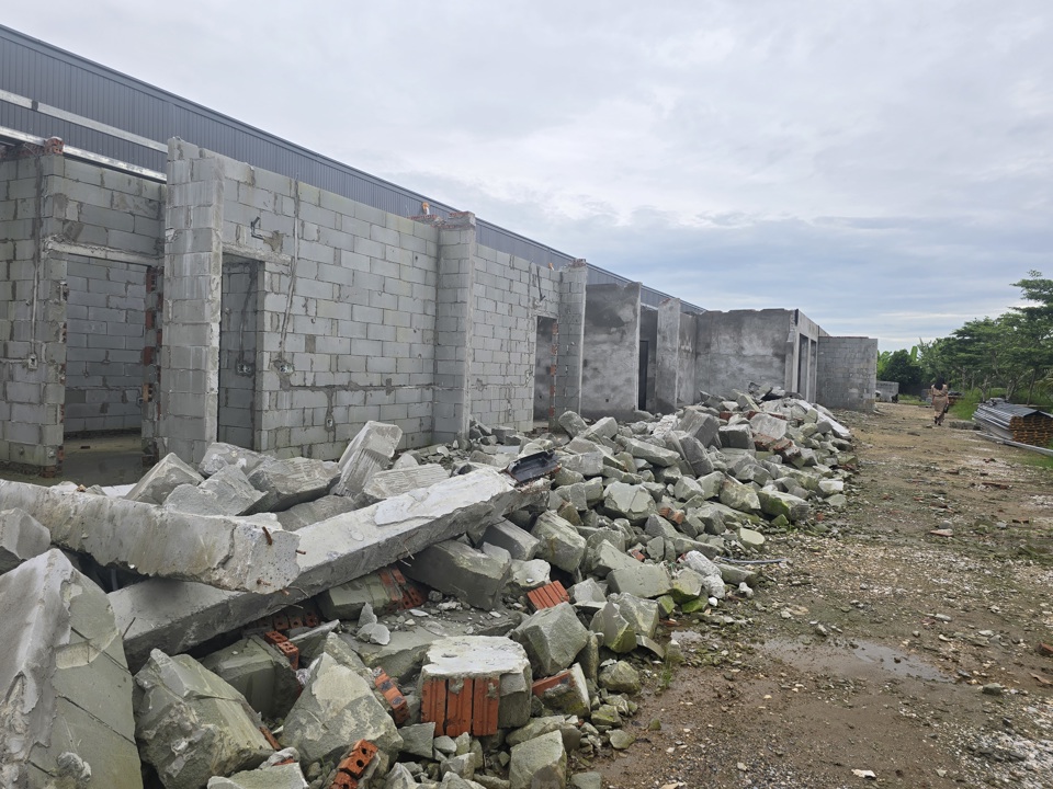 Le bâtiment de gauche a été démoli en raison d'infractions. Photo : Vinh Quan