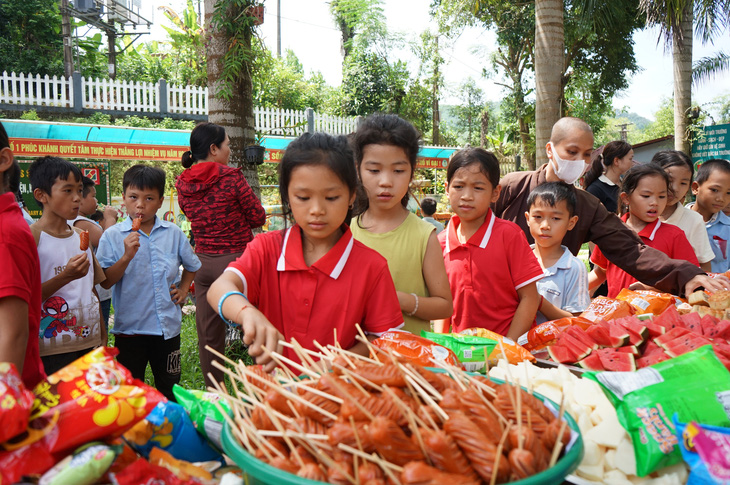 Trung thu không rước đèn của học sinh Làng Nủ - Ảnh 4.