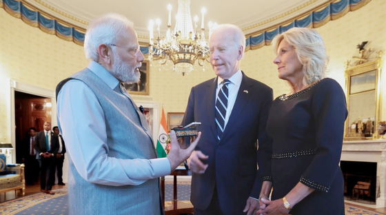 El presidente de Estados Unidos, Joe Biden, y su esposa (derecha) reciben al primer ministro indio, Narendra Modi, en la Casa Blanca.