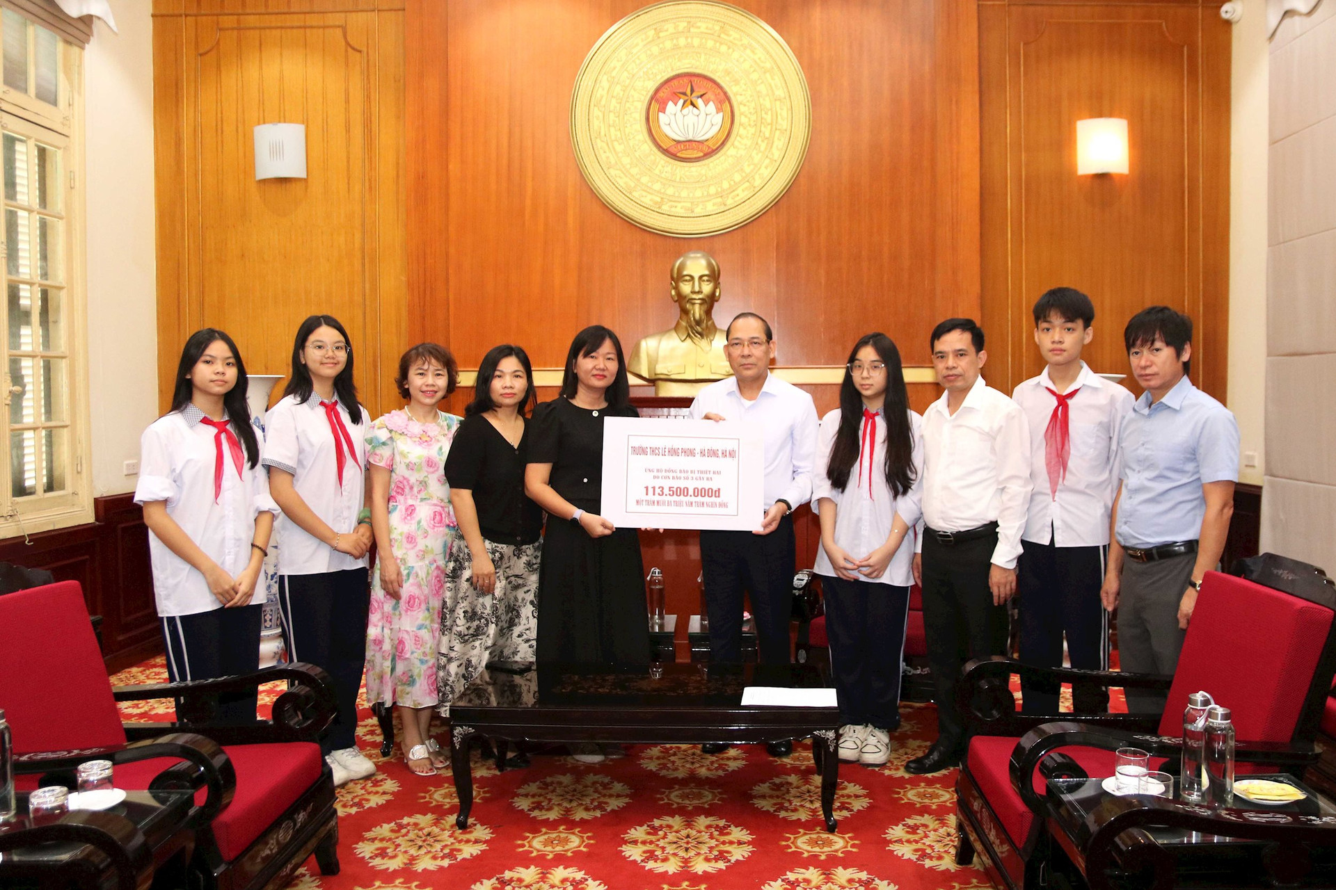 Vizepräsident Hoang Cong Thuy erhielt Unterstützung von der Le Hong Phong Secondary School (Ha Dong, Hanoi).