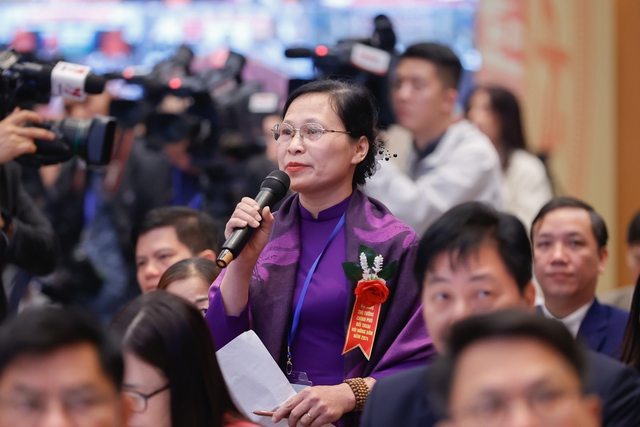 Chairwoman of the Board of Directors and Director of the An Hoa Commune Agricultural Production and Service Cooperative (Vinh Bao District, Hai Phong City) Hoang Thi Gai made a proposal at the conference. Photo: Nhat Bac