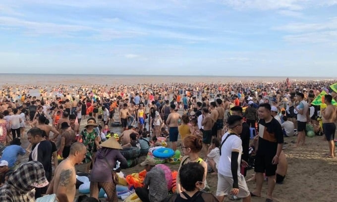 Der Strand von Sam Son war Mitte letzter Woche überfüllt. Foto: Pham Lan