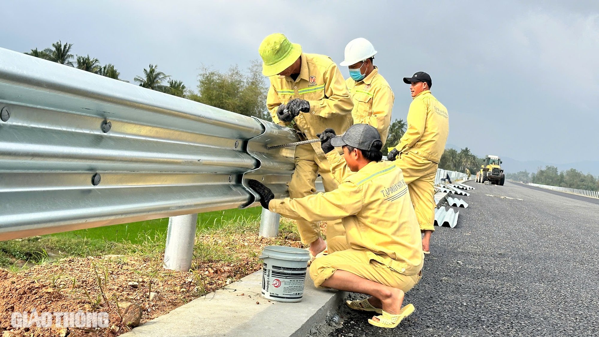 Lắp hộ lan trên cao tốc Hoài Nhơn - Quy Nhơn- Ảnh 6.