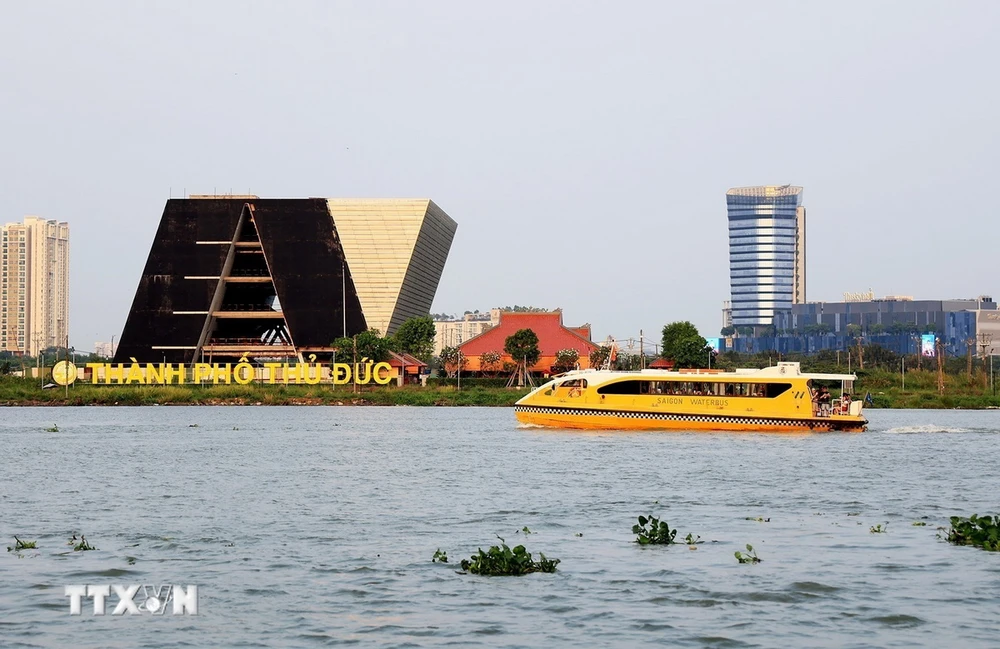 Touristenbus auf dem Saigon-Fluss. (Foto: Hong Dat/VNA)