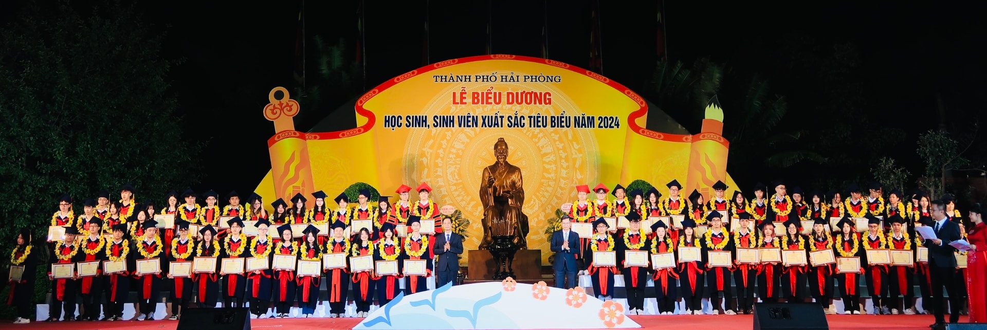 2024 es el vigésimo año consecutivo que el Comité Popular de la ciudad de Hai Phong organiza una ceremonia para honrar a los estudiantes destacados.