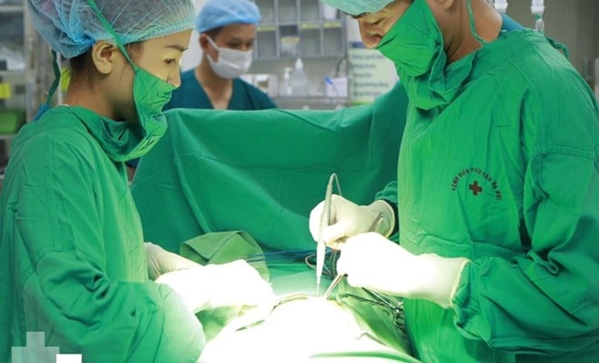 15-year-old female student has giant ovarian tumor -0