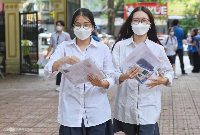 Candidatos que toman el examen de graduación de secundaria de 2023 en Hanoi. Foto: Giang Huy