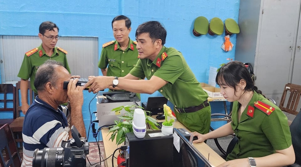 Chau Thanh District Police officers collect iris biometrics from people. Photo provided by the police