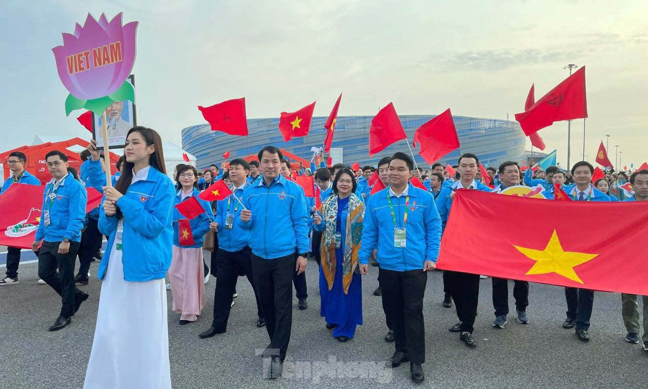 Bandera roja con estrella amarilla ondeando en el Festival Mundial de la Juventud 2024 foto 2