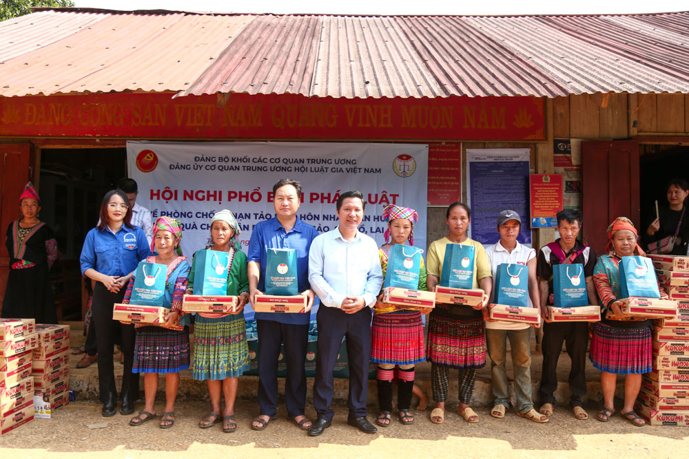 Event - Youth Lawyers Association propagates and disseminates law in Lai Chau (Photo 6).