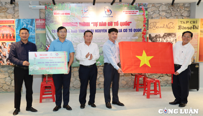 Le journal Nguoi Lao Dong présente des drapeaux nationaux, accorde des bourses aux étudiants pauvres et aide les habitants de Thai Nguyen à surmonter les dégâts causés par la tempête n°3