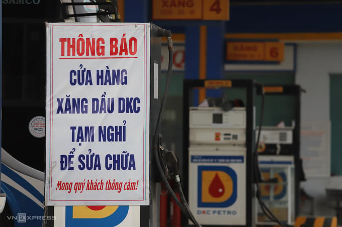 A Thien Minh Duc petrol retail outlet in Ha Tinh has posted a sign saying it is temporarily closed for repairs over the past few weeks. Photo: Duc Hung