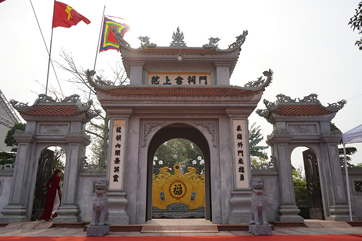 À l'extérieur du temple. Photo : Mai Dung