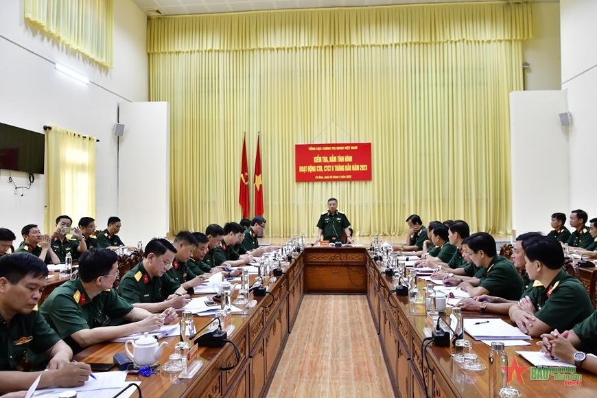 Lieutenant General Le Quang Minh works at the Military Command of Ca Mau province.