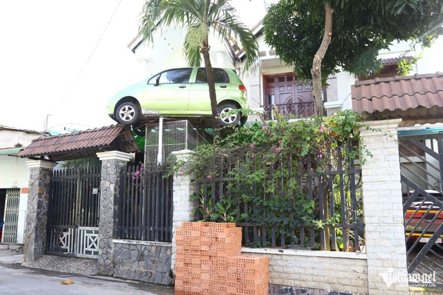 Un coche 'estacionado' en el techo de la puerta de la casa causa revuelo en Dong Nai, el propietario revela el motivo foto 1
