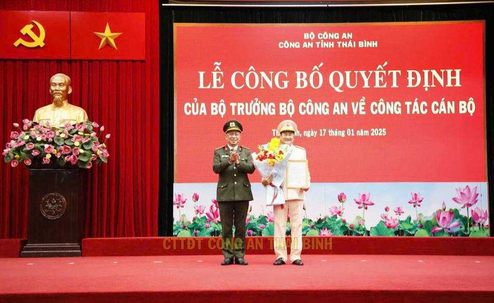 El coronel Tran Xuan Anh, director del Departamento de Policía Provincial de Thai Binh, presentó la decisión y flores para felicitar al teniente coronel Pham Thanh Tien. Foto: CACC